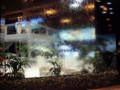 cristal cascada y plantas